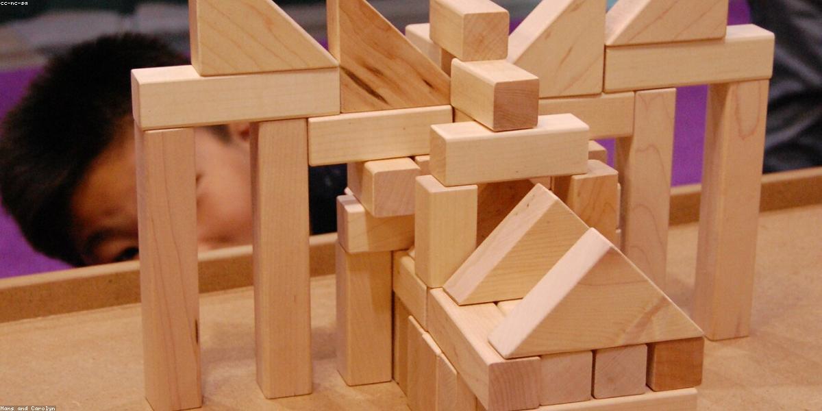 Dziecko bawiące się zabawkami Montessori